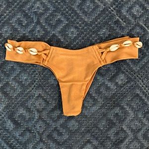 RARE Montce XS Puca Shell Uno Bottom